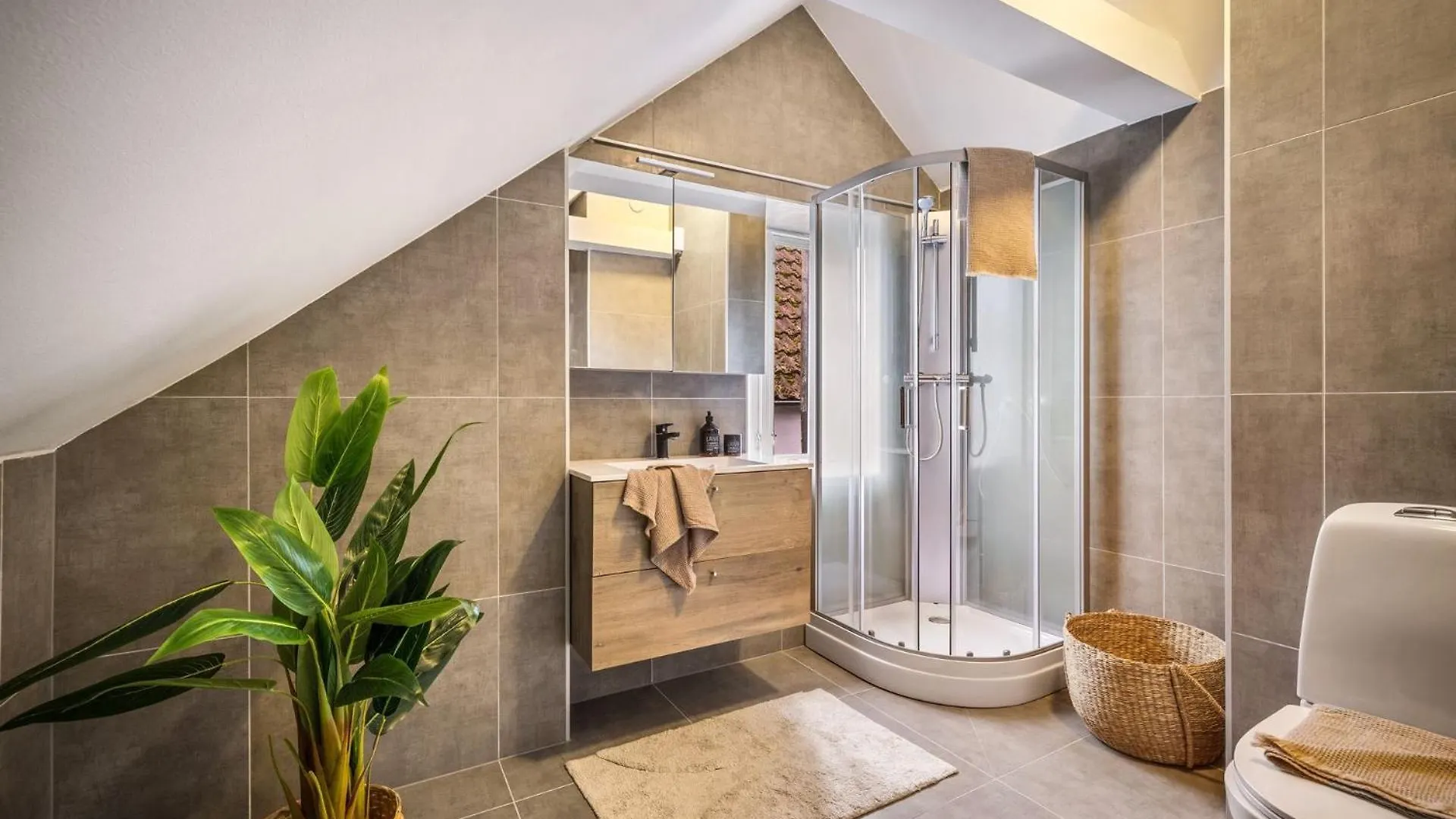 Central Newly Renovated Apartment Берген